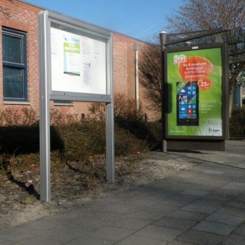 Vrijstaande informatieborden 35 Enkelzijdige vrijstaande vitrine - informatiebord Superior. De ultieme duurzaamheid. Dankzij de leverbare standaardafmetingen én maatwerkopties vindt u altijd een vitrine die past bij uw ruimte, behoefte en budget.